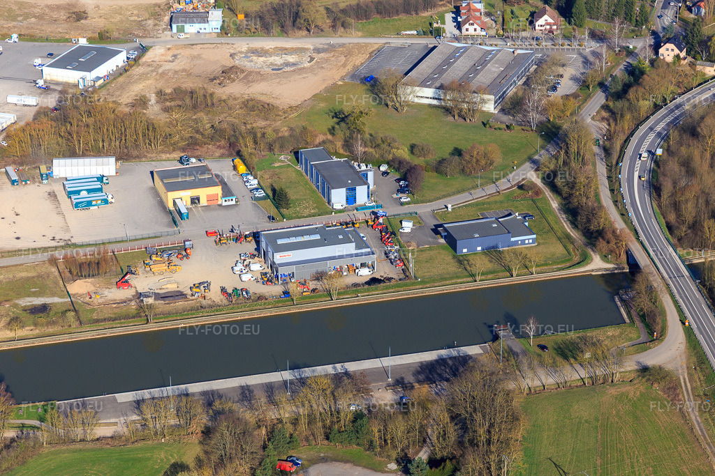Vue aérienne: Zone industrielle en bordure du canal avec Somatec Manutention et Apm à Dettwiller dans le département Bas Rhin, France – .Photo: IMG_097553.jpg prise le 16/03/2017 par Werner Riehm/FLY-FOTO.eu – Résolution de l'original: 5472 x 3648 px – Somatec manutention : | SOMATEC – APM