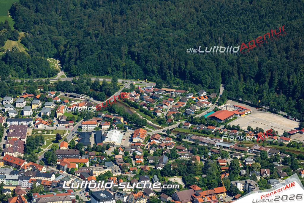 Aktuelles Luftbild von  Traunstein - Die Luftaufnahme wurde 2022 mittels UL-Flugzeug erstellt ( keine Drohne ) - hochauflösende Kamera-Systeme von  Canon -Beste Qualität - Für grossformatige Ausdrucke geeignet. Die Geschenkidee !