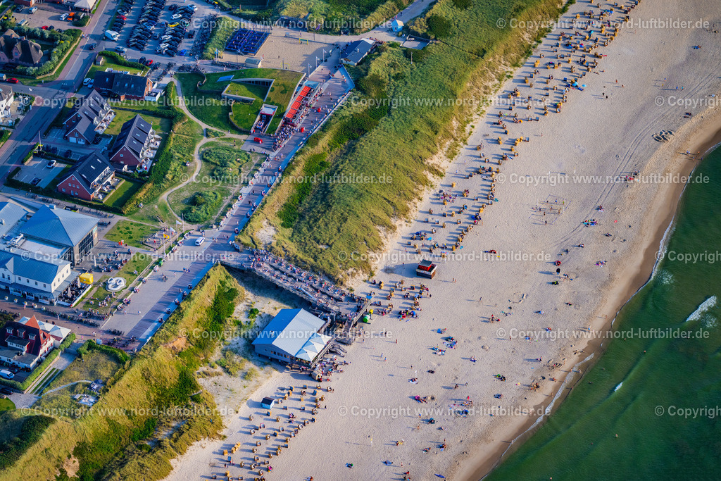 Sylt_Wenningstedt_Strand_Strandhafer_Treppe_Gosch_Sonnenuntergang_ELS_7075130825 | WENNINGSTEDT (SYLT) 13.08.2025 Gebäude des Restaurant " Strandhafer Strandwirtschaft " in Wenningstedt (Sylt) auf der Insel Sylt im Bundesland Schleswig-Holstein, Deutschland. // Building of the restaurant " Strandhafer Strandwirtschaft " in Wenningstedt (Sylt) at the island Sylt in the state Schleswig-Holstein, Germany. Foto: Martin Elsen