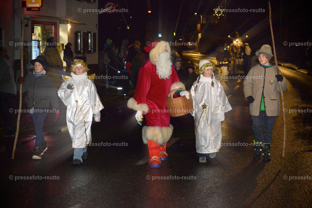 -news-2022-Dez05-Nikolo-Einzug-Lechaschau-WTV_6186 | Info aus dem Bezirk Reutte/Ausserfern Tirol sowie eine umfangreiche Bilddatenbank über die gesamte Region: Lechtal, Talkessel Reutte, Tannheimertal, Zwischentoren. Lech, Plansee, Zugspitze, Grenztunnel, B179, Fernpassstraße, Verkehr, Lawinen, Tradition, - Realisiert mit Pictrs.com