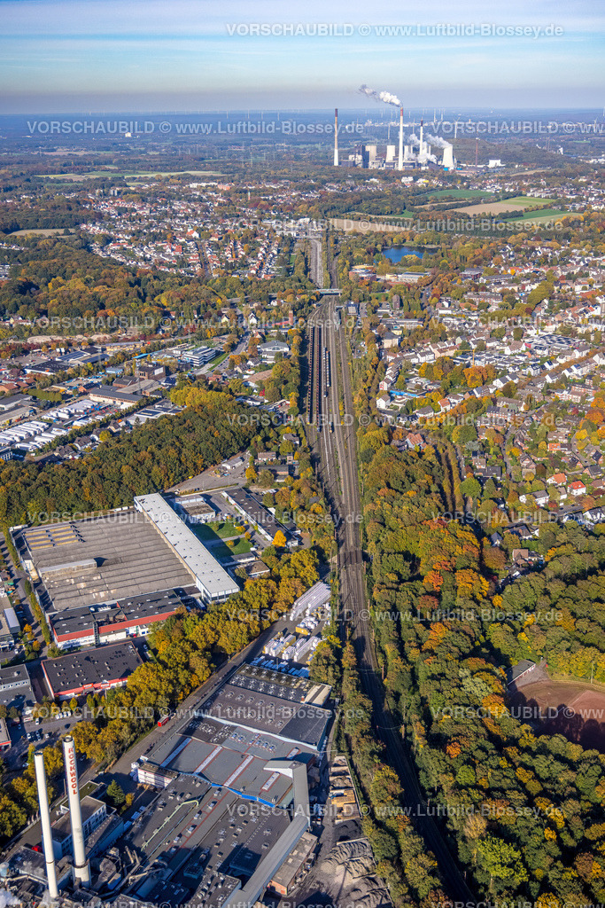 Gladbeck221005430 | Luftbild, Bereich um den Bahnhof Gladbeck-West, Trasse Radschnellweg über Möllerstraße und Talstraße, Bahnanlage mit  Güterzüge Abstellgleis, im Hintergrund Uniper Kraftwerke Werk Scholven, Gladbeck, Ruhrgebiet, Nordrhein-Westfalen, Deutschland
