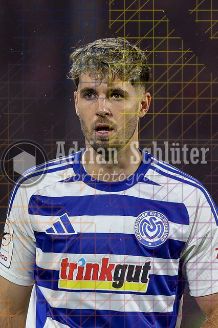MSV Duisburg vs Rot-Weiss Essen - 3. Liga | Duisburg, Deutschland, 26.10.25:   Tobias Fleckstein (MSV Duisburg) schaut waehrend des Spiels der 3. Liga MSV Duisburg vs Rot-Weiss Essen in der schauinsland-reisen-arena(Foto von Brauer-Fotoagentur / Adrian Schlueter)