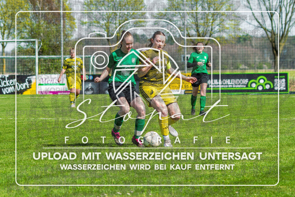 SGFTUS-1013 | Sophie Kruse (TuS Eversen-Sulze #03) und Enna Marie Klanke (SG Fulde #06) beim Damen Kreisliga HK/CE Spiel zwischen SG Fulde und TuS Eversen-Sulze im Fulder Zentralstadion, Fulde (Simon Paul Stopat) - Realisiert mit Pictrs.com