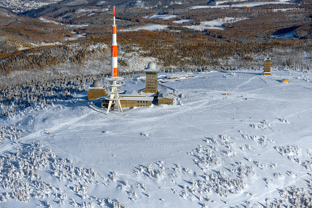 4044899 | SCHIERKE 14.02.2021 Winterlich schneebedeckte Funkturm und Sendeanlage auf der Kuppe des Brocken im Nationalpark Harz in Schierke im Bundesland Sachsen-Anhalt, Deutschland. Weiterführende Informationen bei: DFMG Deutsche Funkturm GmbH,  Deutscher Wetterdienst DWD. // Wintry snowy radio tower and transmitter on the crest of the mountain range Brocken in Harz in Schierke in the state Saxony-Anhalt, Germany. Further information at: DFMG Deutsche Funkturm GmbH,  Deutscher Wetterdienst DWD. Foto: Gerhard Launer