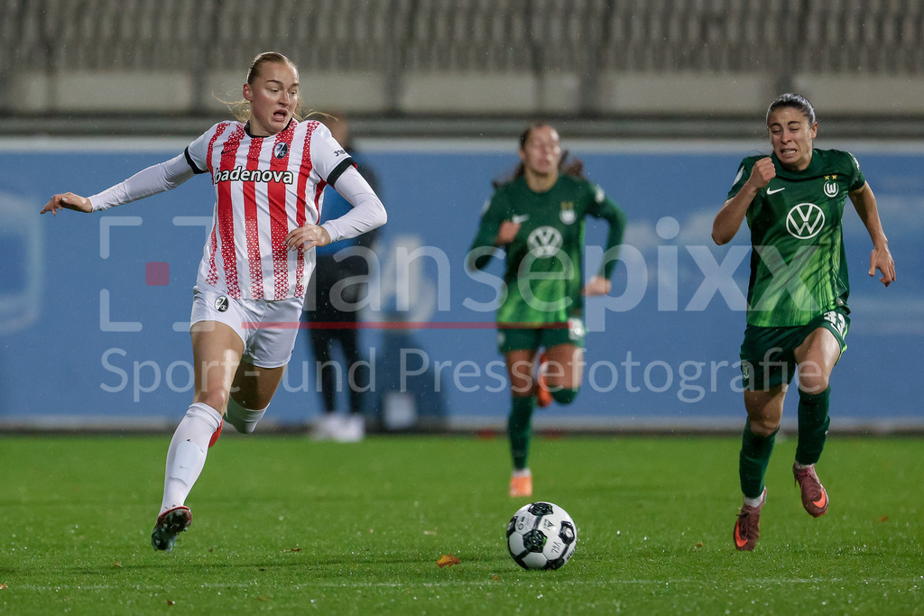 Fussball, DFB-Pokal Frauen, VfL Wolfsburg - SC Freiburg | v.li.: Tessa Blumenberg (SC Freiburg, 7) und Judit Pujols (VfL Wolfsburg, 33) im Laufduell, Zweikampf, Duell, Dynamik, Aktion, Action, Spielszene, DIE DFB-RICHTLINIEN UNTERSAGEN JEGLICHE NUTZUNG VON FOTOS ALS SEQUENZBILDER UND/ODER VIDEOÄHNLICHE FOTOSTRECKEN. DFB REGULATIONS PROHIBIT ANY USE OF PHOTOGRAPHS AS IMAGE SEQUENCES AND/OR QUASI-VIDEO.