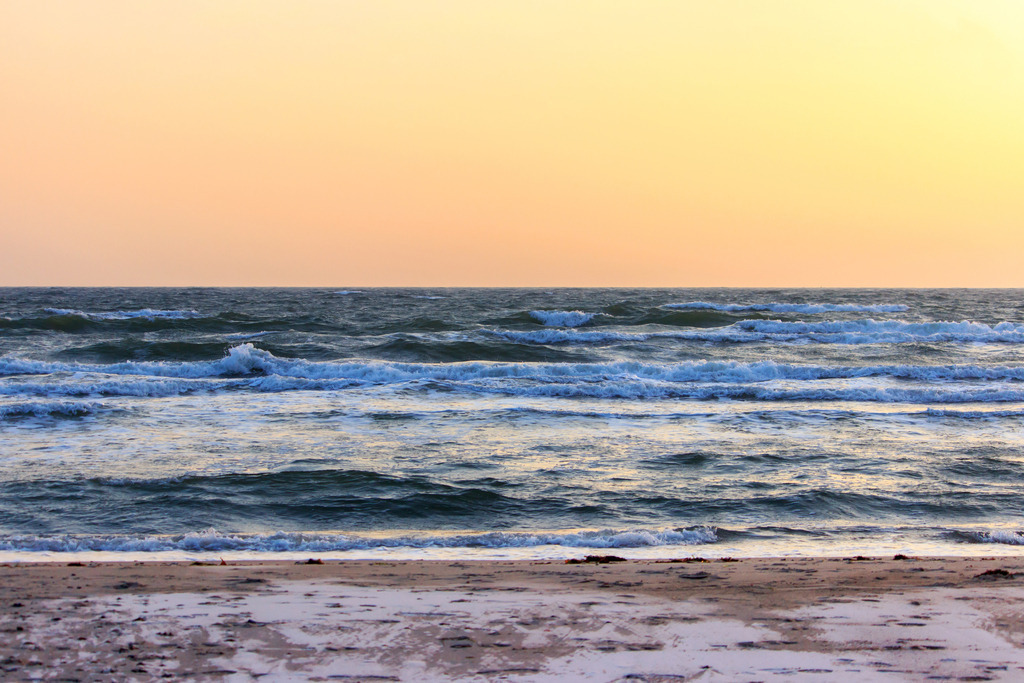 Wandbild: Morgenrot an der Ostsee | Dieses Wandbild im Querformat zeigt ein schönes Morgenrot an der Ostsee. Auf dem Meer sind zahlreiche kleine Wellen zu sehen. Im Vordergrund befindet sich der Sandstrand.  - Realisiert mit Pictrs.com