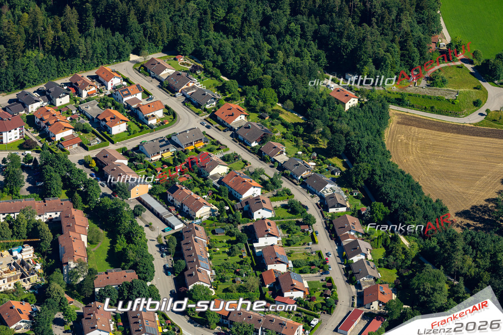 Aktuelles Luftbild von  Traunreut - Die Luftaufnahme wurde 2022 mittels UL-Flugzeug erstellt ( keine Drohne ) - hochauflösende Kamera-Systeme von  Canon -Beste Qualität - Für grossformatige Ausdrucke geeignet. Die Geschenkidee !