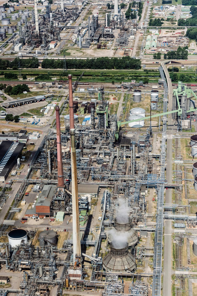 dr__0018815.jpg | KARLSRUHE 04.07.2017 Raffinerie- Anlagen und Leitungssysteme auf dem Werksgelände des Mineralöl- Produzenten MiRO Mineraloelraffinerie Oberrhein GmbH & Co. KG in Karlsruhe im Bundesland Baden-Württemberg, Deutschland. // Refinery equipment and management systems on the factory premises of the mineral oil manufacturers MiRO Mineraloelraffinerie Oberrhein GmbH & Co. KG in Karlsruhe in the state Baden-Wuerttemberg, Germany. Foto: Daniel Reiter