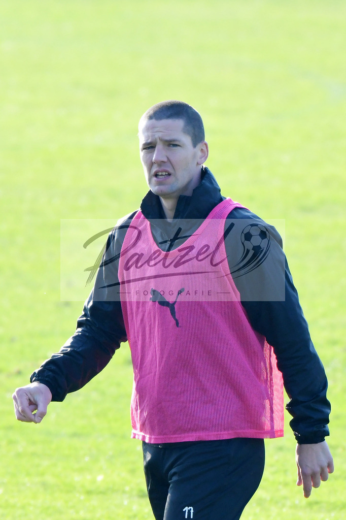 20200207_TRAOSN_0040 | Fußball, Herren: Adam Susac (VfL Osnabrueck) schaut waehrend der Trainingseinheit des VfL Osnabrueck im Sportpark Illoshoehe am 07.02.2020 in Osnabrueck, Deutschland. - Realisiert mit Pictrs.com