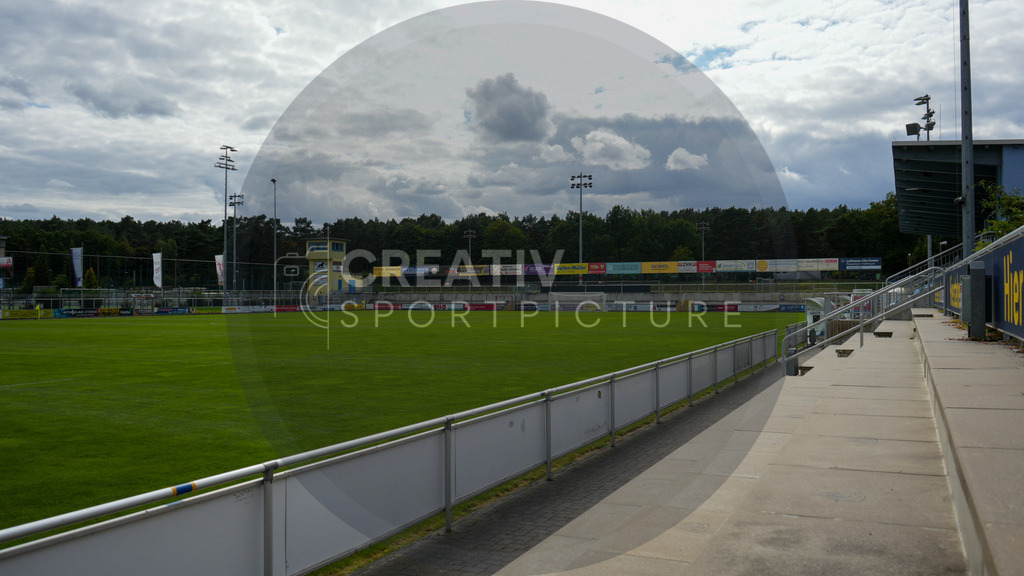 Fußball, Herren, Saison 2025/2026, Regionalliga Nordost, 4. Spieltag, FSV 63 Luckenwalde vs. BFC Preussen, Samstag 22.08.2025, Werner-Seelenbinder-Stadion Luckenwalde | Fußball, Herren, Saison 2025/2026, Regionalliga Nordost, 4. Spieltag, FSV 63 Luckenwalde vs. BFC Preussen, Samstag 22.08.2025, Werner-Seelenbinder-Stadion Luckenwalde, Im Bild: Ein Blick aus dem Heim-Stehbereich ins das Luckenwalder Werner-Seelenbinder-Stadion - Realisiert mit Pictrs.com