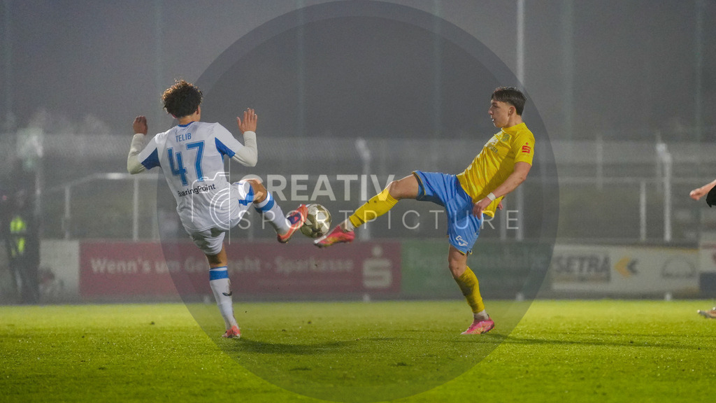 Fußball, Herren, Saison 2025/2026, Regionalliga Nordost, 15. Spieltag, FSV 63 Luckenwalde vs. Hertha BSC II, Freitag 07.11.2025, Werner-Seelenbinder-Stadion Luckenwalde, | Fußball, Herren, Saison 2025/2026, Regionalliga Nordost, 15. Spieltag, FSV 63 Luckenwalde vs. Hertha BSC II, Freitag 07.11.2025, Werner-Seelenbinder-Stadion Luckenwalde, Im Bild: Selim Telib (l. Hertha) und Tim Schleinitz (r. Luckenwalde) - Realisiert mit Pictrs.com