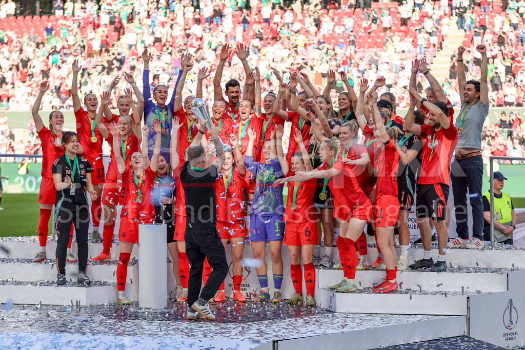 Fussball, DFB-Pokal Finale Frauen, FC Bayern München - SV Werder Bremen | v.li.: Spielerinnen vom FC Bayern München mit Jubel über den Pokalsieg, Freude, Lachen, Stimmung, feiern, Emotion, DIE DFB-RICHTLINIEN UNTERSAGEN JEGLICHE NUTZUNG VON FOTOS ALS SEQUENZBILDER UND/ODER VIDEOÄHNLICHE FOTOSTRECKEN. DFB REGULATIONS PROHIBIT ANY USE OF PHOTOGRAPHS AS IMAGE SEQUENCES AND/OR QUASI-VIDEO.
