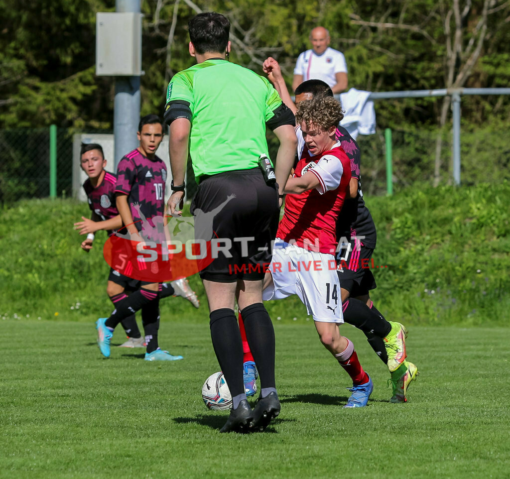 AUSTRIA U15 - MEXICO U15 | MARCEL STÖHR (Austria #14) Gadler Philip (Referee) Hugo Figueroa (Mexico #10) Irving Lopez (Mexico #5) ; AUSTRIA U15 - MEXICO U15 am 29.04.2022 in Arnoldstein
(Sportplatz), AUSTRIA, (Photo by Ernst Krawagner sport-fan.at) - Realisiert mit Pictrs.com