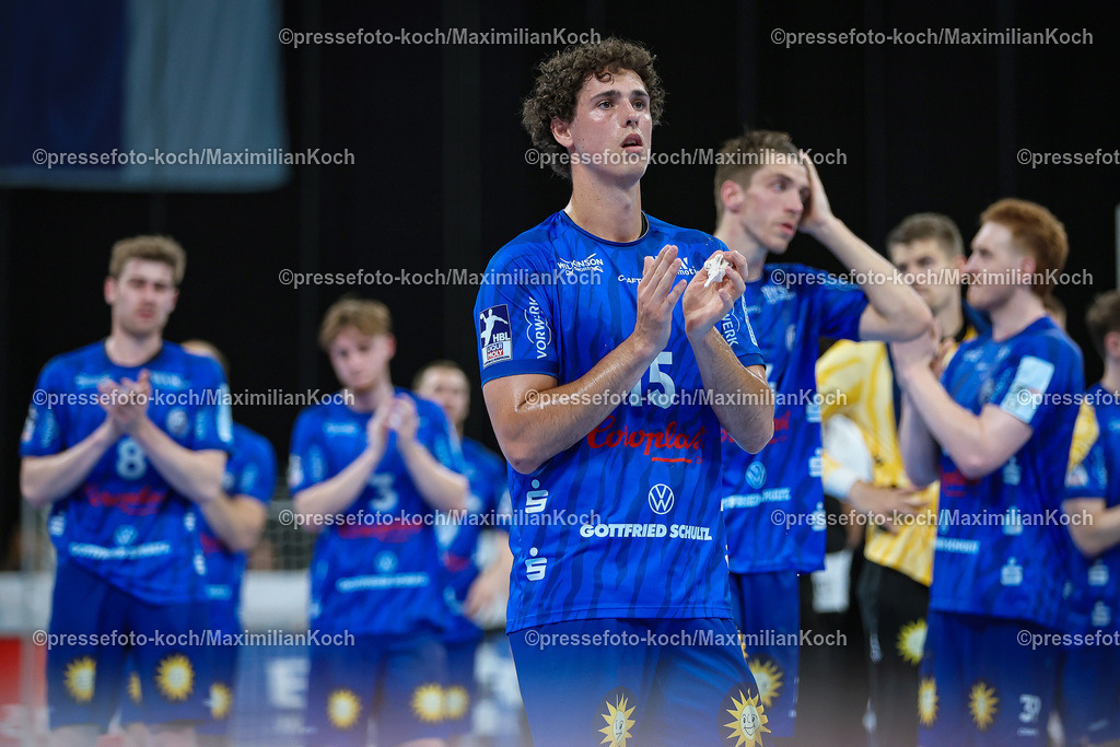 Due1HBL02062401049 | 02.06.2024, Handball, Düsseldorf, PSD-Bank Dome, Liqui Moly Handball Bundesliga, Spieltag 34, Saison 2023 2024, Bergischer HC - SG Flensburg-Handewitt: Enttäuschte Gesichter nach der 30:40 Niederlage. Die Mannschaft des BHC steht enttäuscht auf dem Spielfeld. Die Niedelage bedeutet den Abstieg in die 2.HBL - Headcoach Trainer Arnor Thor Gunnarsson (Bergischer HC) bedankt sich traurig bei den Fans
