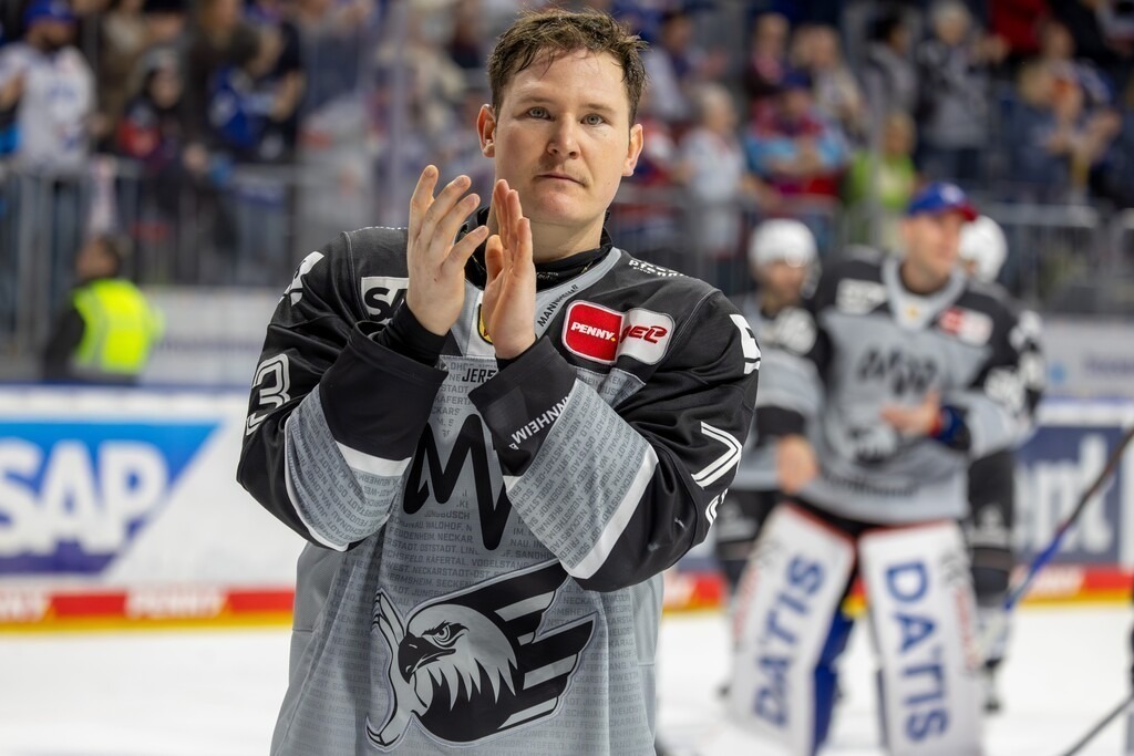 DEL, Deutsche Eishockey Liga Saison 2025/26, 26. Spieltag: Adler Mannheim gegen Augsburger Panther | DEL, Deutsche Eishockey Liga Saison 2025/26, 26. Spieltag: Adler Mannheim gegen Augsburger Panther***Bild: Große Freude bei Zachary Solow (73, Mannheim) nach dem 7:0 gegen Augsburg - Realisiert mit Pictrs.com