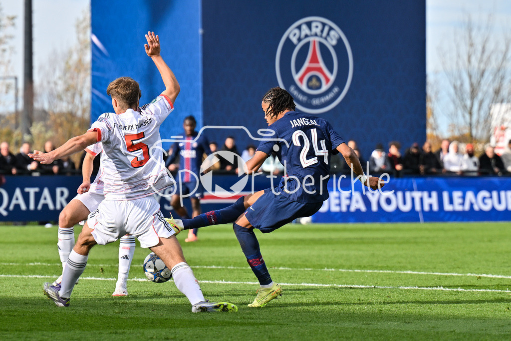 Paris Saint Germain U19 - FC Bayern München U19 | PARIS, FRANKREICH - 4. NOVEMBER: Raphael PAVLIC (FC Bayern München U19 5) blockt den schuss von Mathis JANGEAL (PSG U19 24) beim Ligaspiel zwischen der U19 von Paris Saint Germain und der U19 des FC Bayern München am 4. Spieltag der UEFA Youth League am PSG Campus am 04.11.2025