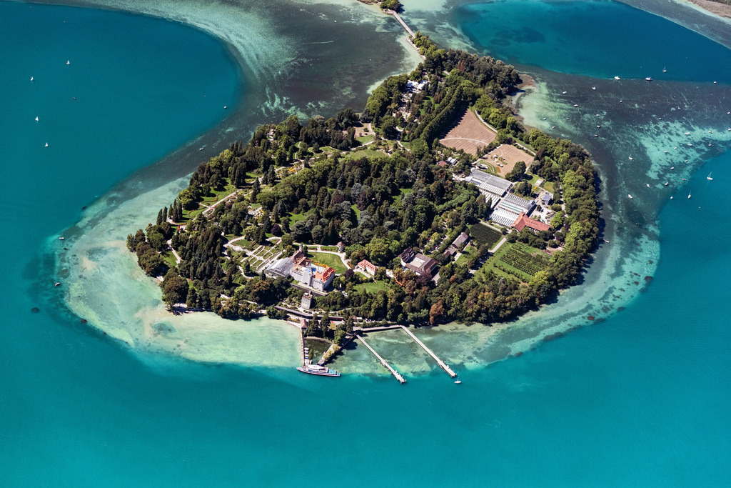 dr__0058886.jpg | KONSTANZ 20.08.2020 Blumeninsel Mainau im Bodensee im Bundesland Baden-Württemberg. Graf Lennart Bernadotte baute die Insel zur touristischen Attraktion aus. Im Schlosspark findet sich mediterrane und subtropische Vegetation, Rosengarten, Schmetterlingshaus, Palmenhaus und das Barockschloss mit Gastronomiebetrieben. // Island area Mainau with the village center in Konstanz in the state Baden-Wurttemberg, Germany. Foto: Daniel Reiter