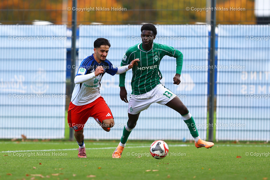 NH_HamburgerSVU19_SVWerderBremenU19_DFBNachwuchsliga_18102025 | #23 Mehmet Yildirim (Hamburger SV U19), #13 Neal Afriyie (SV Werder Bremen U19)Fußball I Junioren I U19 DFB-Nachwuchsliga Vorrunde Gruppe A I Saison 2025-2026 I 8. Spieltag I Hamburger SV U19 - SV Werder Bremen U19 I 18.10.2025 I Trainingsplatz Volksparkstadion