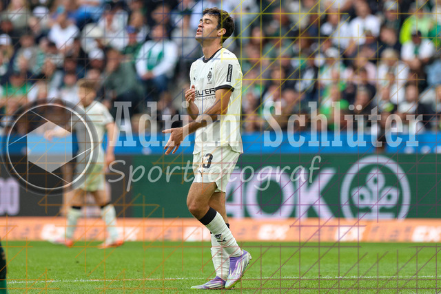 Borussia Mönchengladbach vs SV Werder Bremen - Bundesliga  | Mönchengladbach, Deutschland, 14.09.25:   Giovanni Alejandro Reyna (Borussia Mönchengladbach) ist enttäuscht waehrend des Spiels der Bundesliga zwischen Borussia Mönchengladbach vs SV Werder Bremen im Stadion im Borussia Park(Foto von Brauer-Fotoagentur / Adrian Schlueter)