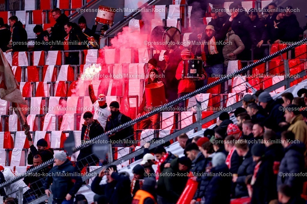 DFB05022501001 | 05.02.2025, Fußball, DFB-Pokal Viertelfinale, Bayer 04 Leverkusen - 1.FC Köln, BayArena, Saison 2024 2025: Feature Die Kölner Ultras kommen ins Stadion und zünden direkt bengalisches Feuer PyrotechnikDFB regulations prohibit any use of photographs as image sequences and or quasi-video.
