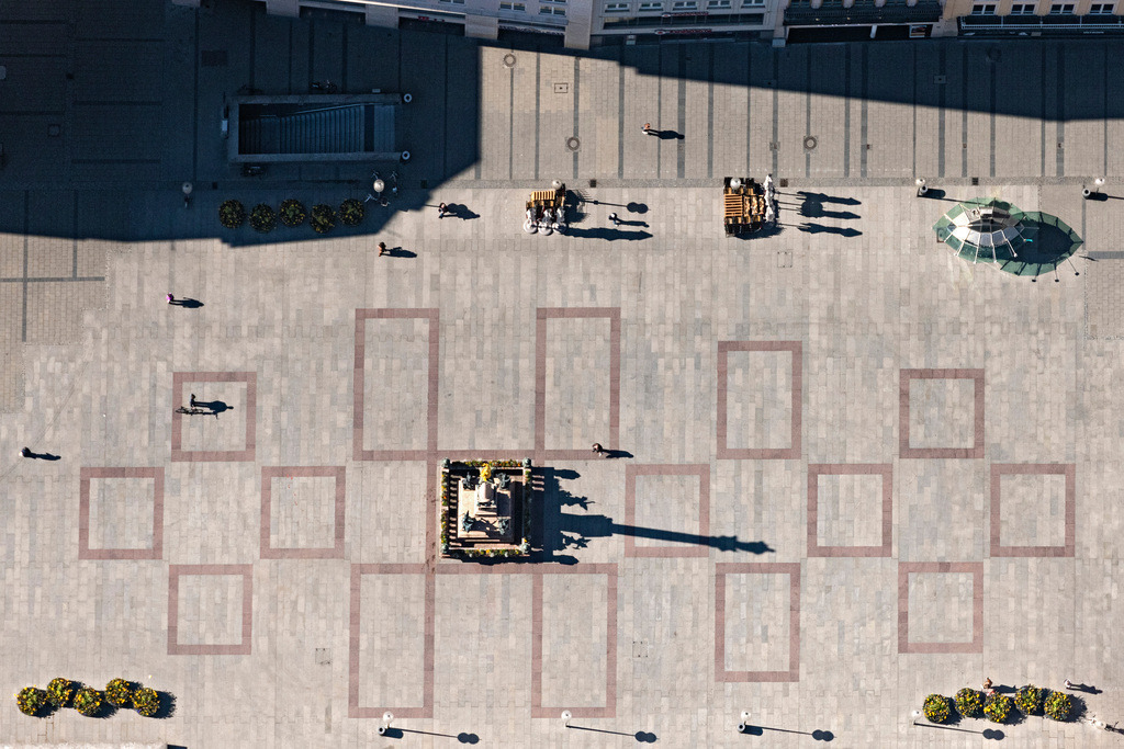 dr__0051920.jpg | MüNCHEN 23.04.2020 Platz- Ensemble Marienplatz am Rathaus während des Corona Lockdown im Innenstadt- Zentrum in München im Bundesland Bayern, Deutschland. // Ensemble space Marienplatz on Town Hall during the Corona Lockdown in the inner city center in Munich in the state Bavaria, Germany. Foto: Daniel Reiter