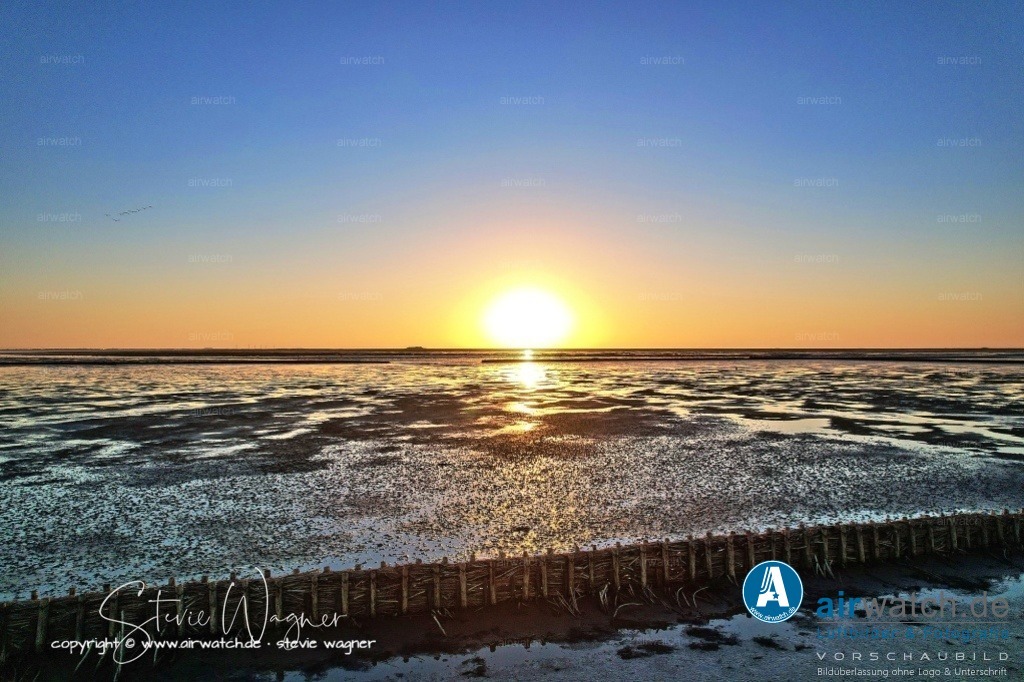 Nordsee, Nordfriesland, Beltringharderkoog, Luettmoorsee, Holmer Siel, Landgewinnung | Landgewinnung & Küstenschutz in Nordfriesland - Heute wird der Küstenschutz in Nordfriesland durch eine Kombination aus natürlichen Prozessen und menschlichen Eingriffen bestimmt. Die Landgewinnung wird nicht mehr als Hauptziel angesehen, sondern als Nebeneffekt des Küstenschutzes. Der Schwerpunkt liegt auf der Erhaltung und Verbesserung der bestehenden Küstenlinie, um die Orte und die Landwirtschaft vor Naturkatastrophen wie Sturmfluten und Erosion zu schützen.