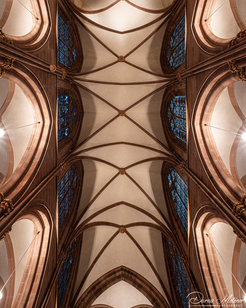 Katharinenkirche in Oppenheim | Die imposante Katharinenkirche in Oppenheim gilt als eine der bedeutendsten gotischen Kirchen am Rhein. Ihre Errichtung erfolgte in mehreren Bauabschnitten im 13., 14. und 15. Jahrhundert. Heute ist sie eine der schönsten Sehenswürdigkeiten in Rheinhessen.