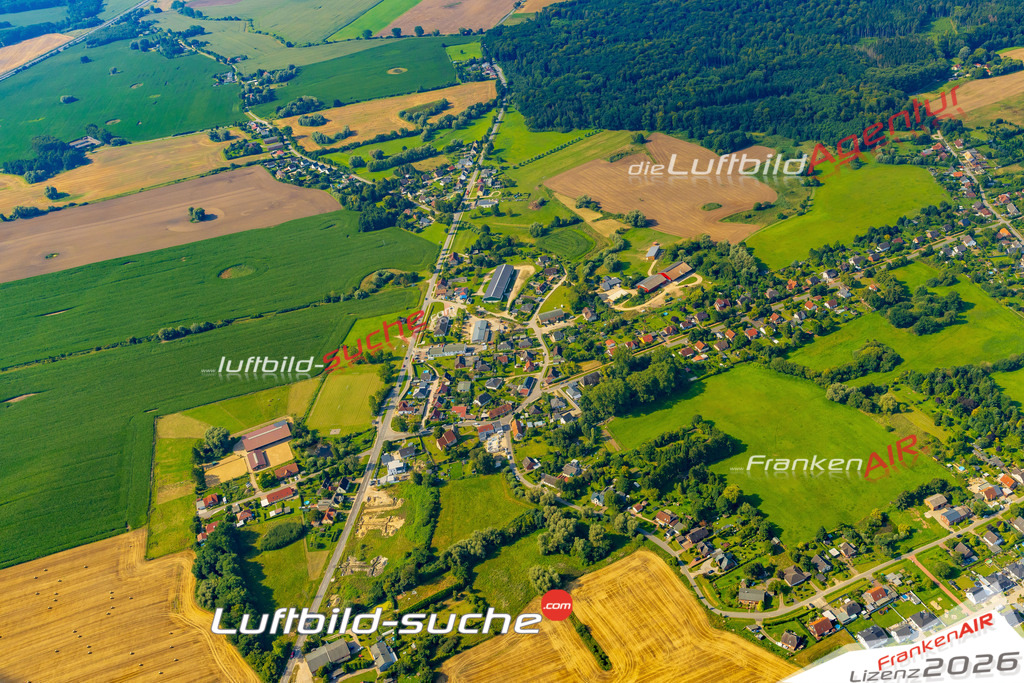 Klassische Luftaufnahme ohne Drohne zeigt:Heiligenhagen bei Satow - Die Luftbildaufnahme wurde 2025 vom UL-Flugzeug heraus erstellt ( keine Drohnenaufnahme ) - Hochauflösende Luftaufnahme -Nicht vergleichbar mit Google Maps oder Satelittenbilder- Die Geschenkidee !Mit Lizenz und Bildrechte bestellbar