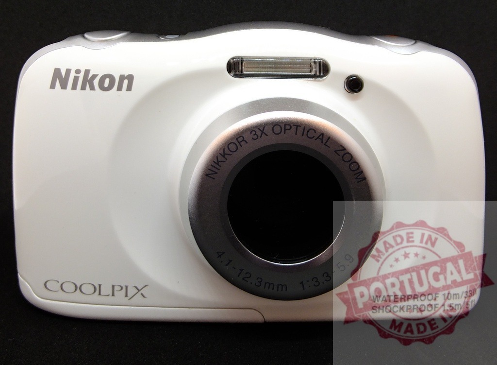 Nikon Coolpix white waterproof digital camera | Nikon Coolpix compact digital camera displaying waterproof and shockproof features on black background - Realisiert mit Pictrs.com