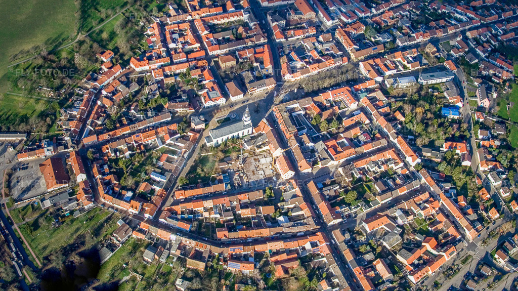 Luftbild: Rote-Tor-Straße x Schloßstraße mit Kirche St. Maria in Philippsburg im Bundesland Baden-Württemberg in Deutschland. Foto: IMG_5182-Pano.jpg vom 14.01.2007 durch Werner Riehm/FLY-FOTO.deAuflösung des Originals: 4193 x 2356 px