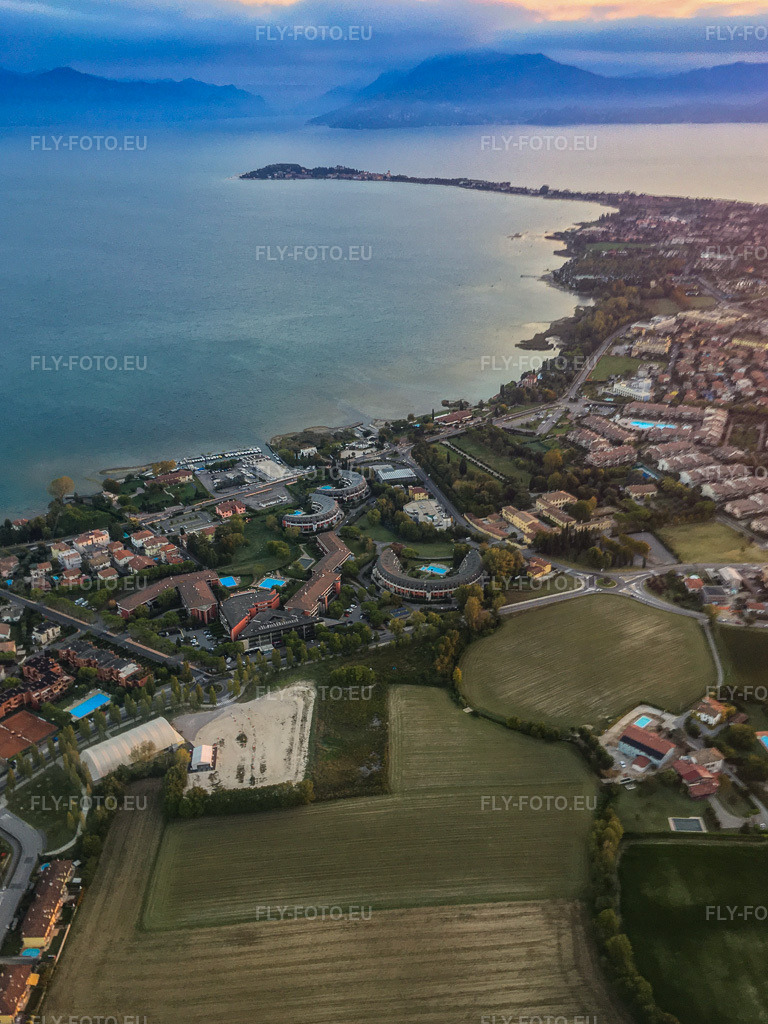 Vue aérienne: Appartement Alma à Desenzano del Garda dans le département Brescia, Italie – .Photo: IMG-134979.jpg prise le 23/09/2022 par Werner Riehm/FLY-FOTO.eu – Résolution de l'original: 2818 x 3757 px – hotel-stay.eu