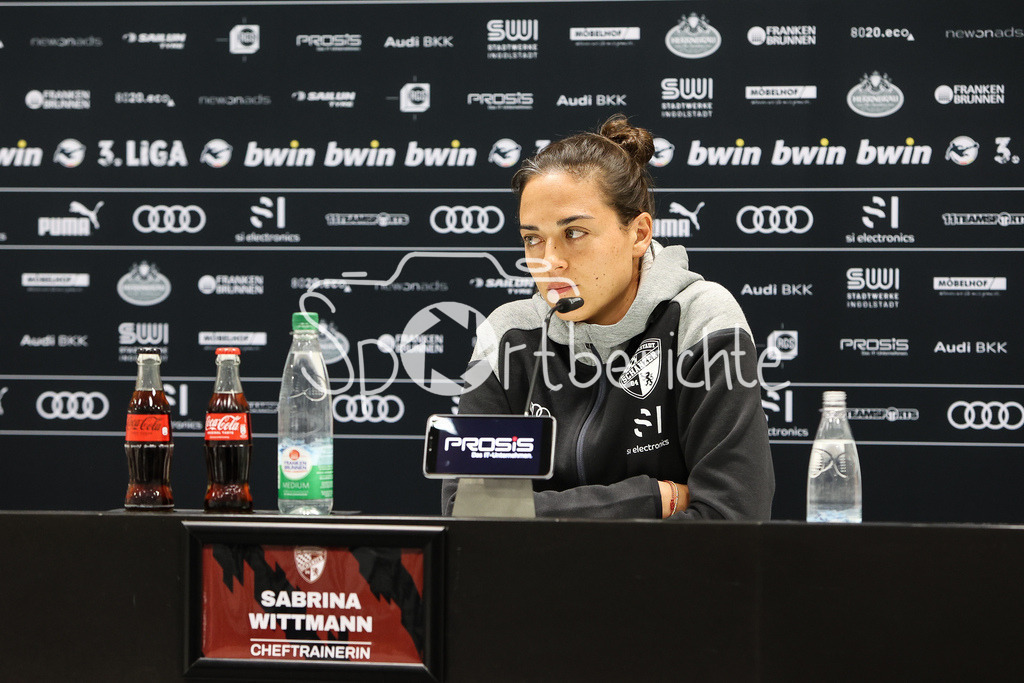 FC Ingolstadt - SV Waldhof Mannheim | Bei der Pressekonferenz nach der Partie zwischen Ingolstadt und Mannheim FC Ingolstadt Trainerin Sabrina WITTMANN / Einzelfoto / Freisteller