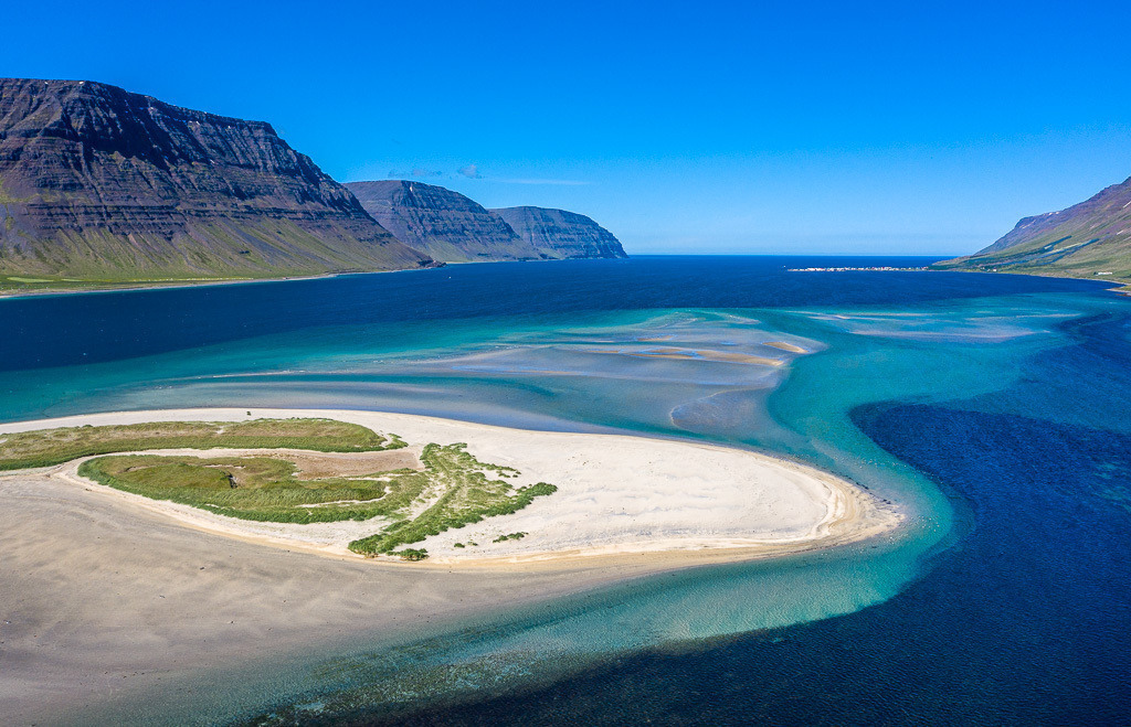 island-DJI_0857-02 | Önundarfjörður ist ein Fjord in den Westfjorden (Vestfirðir), einer Halbinsel im Nordwesten von Island. Nur aus der Vogelperspektive ist die ausgedehnte Sandbank im Inneren des Fjords zu erkennen, an dessen Nordufer der kleine Ort Flateyri liegt, hier im Hintergrund erkennbar. - Realisiert mit Pictrs.com