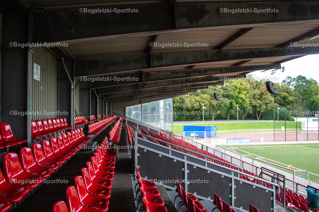 Ruhrstadion Mülheim im Jahr 2014 | Ruhrstadion Mülheim: Blick auf die Haupttribüne - Realisiert mit Pictrs.com