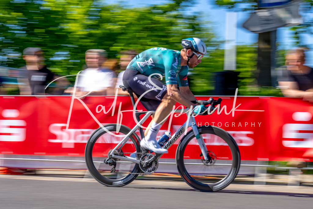 Spurt in den Mai 2026 - Großer Preis der Sparkasse Neuss | Annual one-day road cycling race "Großer Preis der Sparkasse Neuss" held in Büttgen, Germany, organized by VfR Büttgen 1912 e.V. The event features multiple races across all age categories from U11 youth to Elite men. - Realisiert mit Pictrs.com