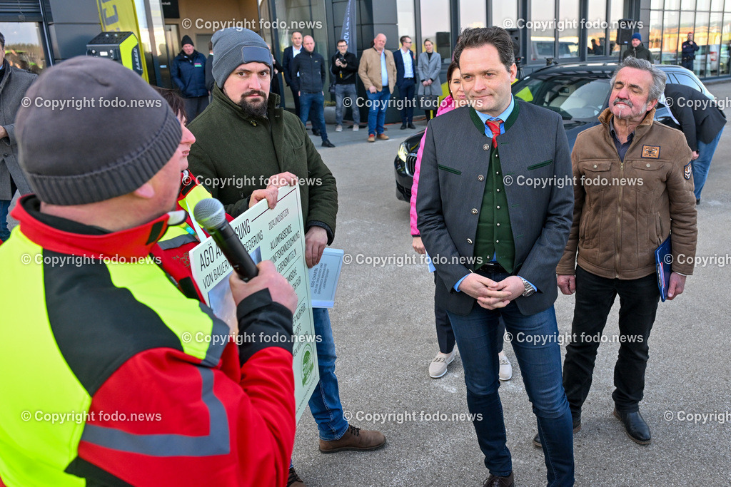 Bauernprotest_ Poendorf_ Lasco_ 08.03.2024-61 | 08.03.2024, Poendorf, AUT, Bauernprotest, im Bild Bauernprotest, Bauern, Landwirte, Traktoren, Fa. Lasco, Demo, Kundgebung

BM Norbert Totschnig(VP, Land- und Forstwirtschaft, Regionen und Wasserwirtschaft)