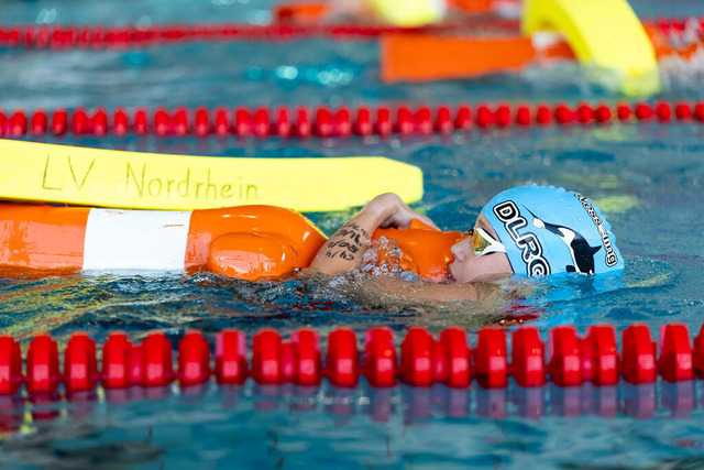 DLRG, Wettkampf, Rettungssport, Landesverbandsmeisterschaften 2026 13.06.2026 | Bedburg, Deutschland - June, 13: Broeringmeyer, Emilia aus dem Verein DLRG Wesseling im Lauf Nr. 80 der Landesverbandsmeisterschaften 2026 im MonteMare Bedburg. In dem Lauf Nr. 80 traten die Teilnehmenden in der Disziplin 100m Lifesaver gegeneinander an. (Foto: Benedikt Lang (DLRG) - Realisiert mit Pictrs.com