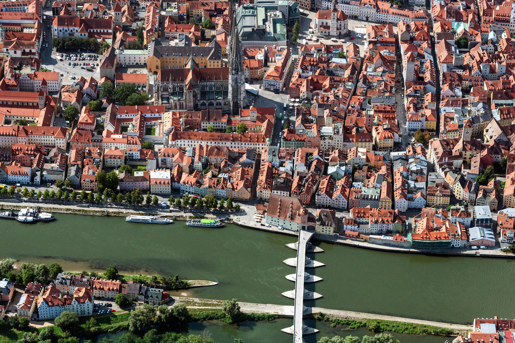 dr__0030880.jpg | REGENSBURG 01.08.2019 Stadtansicht am Ufer des Flußverlaufes der Donau in Regensburg im Bundesland Bayern, Deutschland. // City view on the river bank of the river Danube in Regensburg in the state Bavaria, Germany. Foto: Daniel Reiter