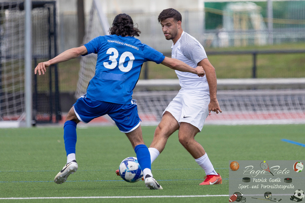 Testspiel: Spvgg. 03 Fechenheim - Türk Gücü Friedberg, 13.07.2024 | Abdul Baki Özisli (Türk Gücü Friedberg #30) & Giovanbattista Pedace (Spvgg. 03 Fechenheim #7) im Kampf um den Ball, Spvgg. 03 Fechenheim - Türk Gücü Friedberg, Frankfurt am Main, Sportanlage Birsteiner Straße, 13.7.2024 - Realisiert mit Pictrs.com