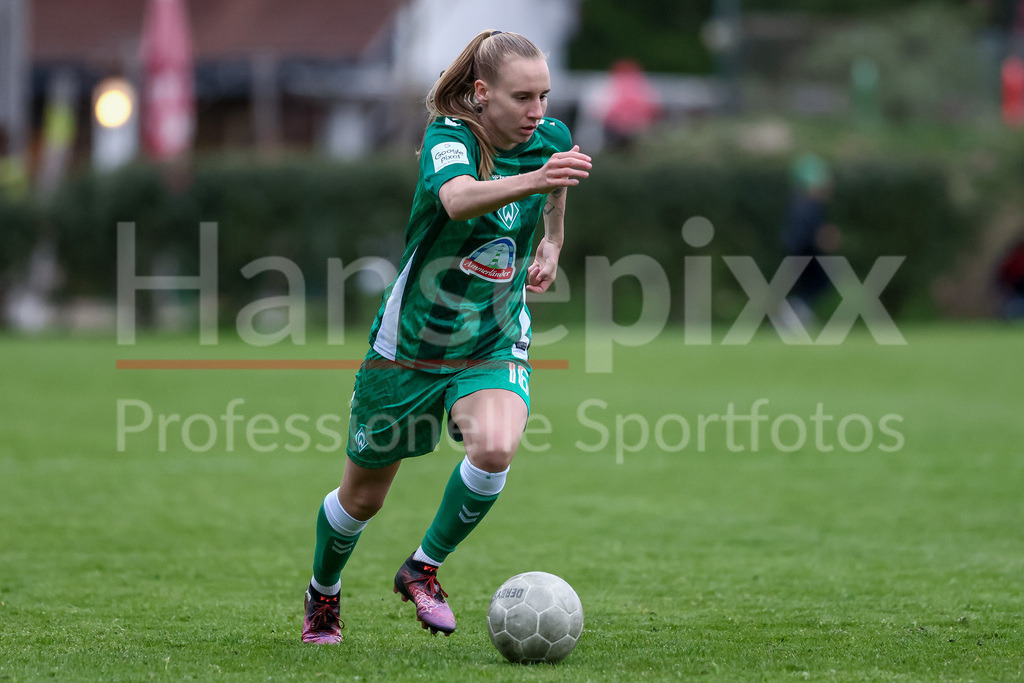 Fussball, Testspiel Frauen, ATS Buntentor - SV Werder Bremen | v.li.: Emöke Papai (SV Werder Bremen, 16) am Ball, Freisteller, Einzelbild, Ganzkörper, Aktion, Action, Spielszene