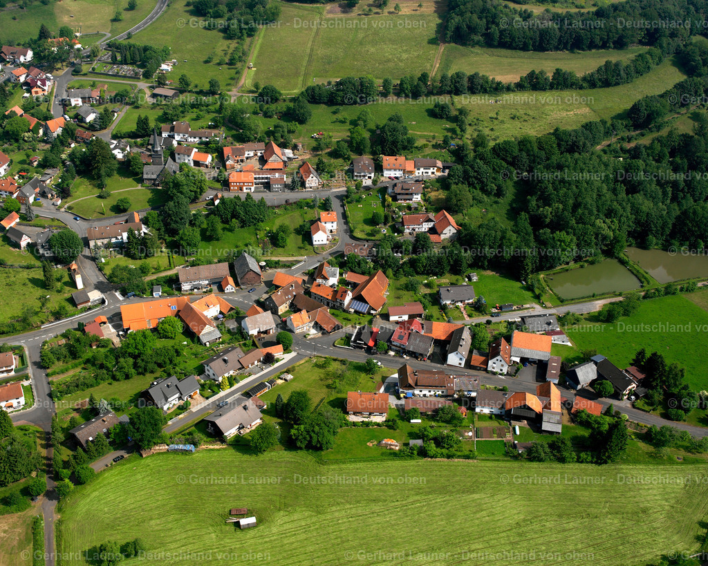 2615918 | WINGERSHAUSEN 09.06.2006 Landwirtschaftliche Nutzflächen und Feldgrenzen  umsäumen das Siedlungsgebiet des Dorfes in Wingershausen im Bundesland Hessen, Deutschland // Agricultural land and field boundaries surround the settlement area of the village  in Wingershausen in the state Hesse, Germany Foto: Gerhard Launer