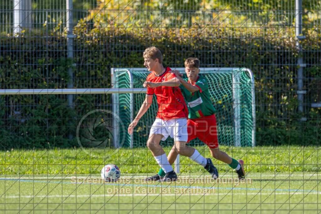 20250920_160258_0404 | #,1.Göppinger SV (rot) vs. FC Esslingen II (grün), Fussball, C-Junioren Leistungsstaffel Mitte - wfv 2025/2026, Kunstrasenplatz Nord, Hohenstaufenstr. 116, 73033 Göppingen, 20.09.2025 - 15:30 Uhr,Foto: PhotoPeet-Sportfotografie/Peter Harich