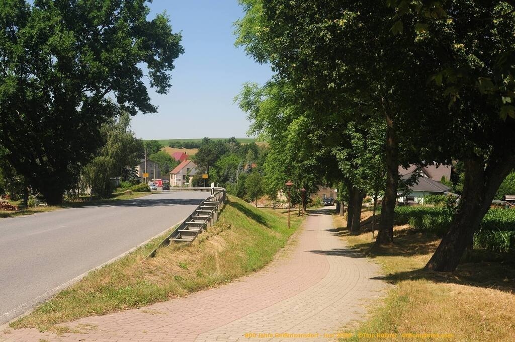 Geißmannsdorf-2026-Ortsbilder-545 | Geißmannsdorf bei Bischofswerda im Sommer 2026. Ein fotografischer Streifzug durch das Dorf Geißmannsdorf, mit Gebäuden, Straßen, Strohpuppen und geschmückten Vorgärten und Grundstücken anlässlich der 800-Jahr-Feier von Geißmannsdorf im Juni 2026 - Realisiert mit Pictrs.com