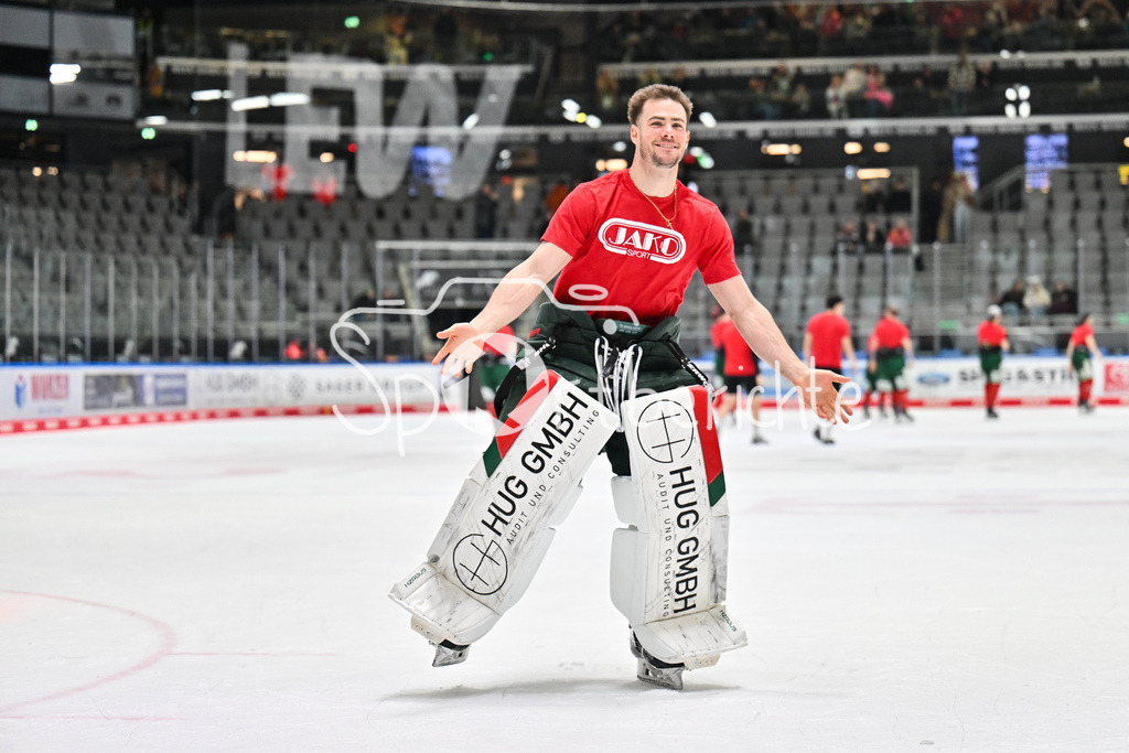 Augsburger Panther - Eisbären Berlin | AUGSBURG, GERMANY - 27. JANUARY: die Mannschaft der Panther feiert zusammen mit den Fans den 2-1 Heimsieg gegen Berlin nach dem Match zwischen den Augsburger Panthern und den Fischtown Pinguins am 43. Spieltag der Penny DEL im Curt Frenzel Stadion - Peyton JONES (Augsburger Panther 41)