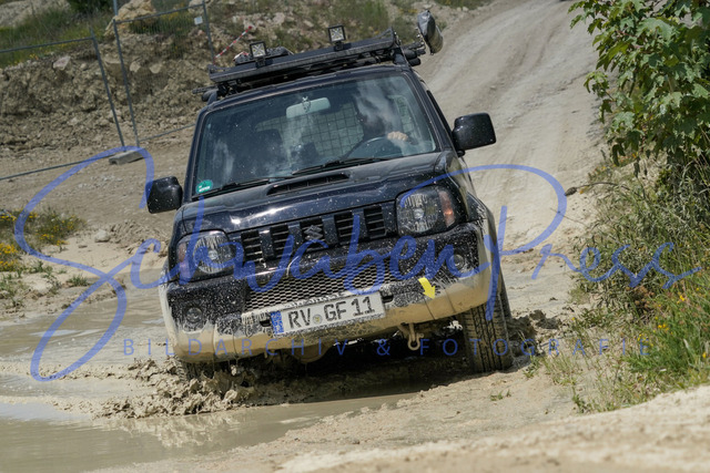 DSC08972 | Vierradfahrzeuge testen unterschiedliches Terrain - ueber Stock und Stein

Offroad Grundkurs im Steinbruch. Unterschiedliche Fahrgegebenheiten mit dem gelaendegaengigem Offroad-Fahrzeug. 

Deutschland, Geisingen, Steinbruch Meichle und Mohr, 10.06.2023