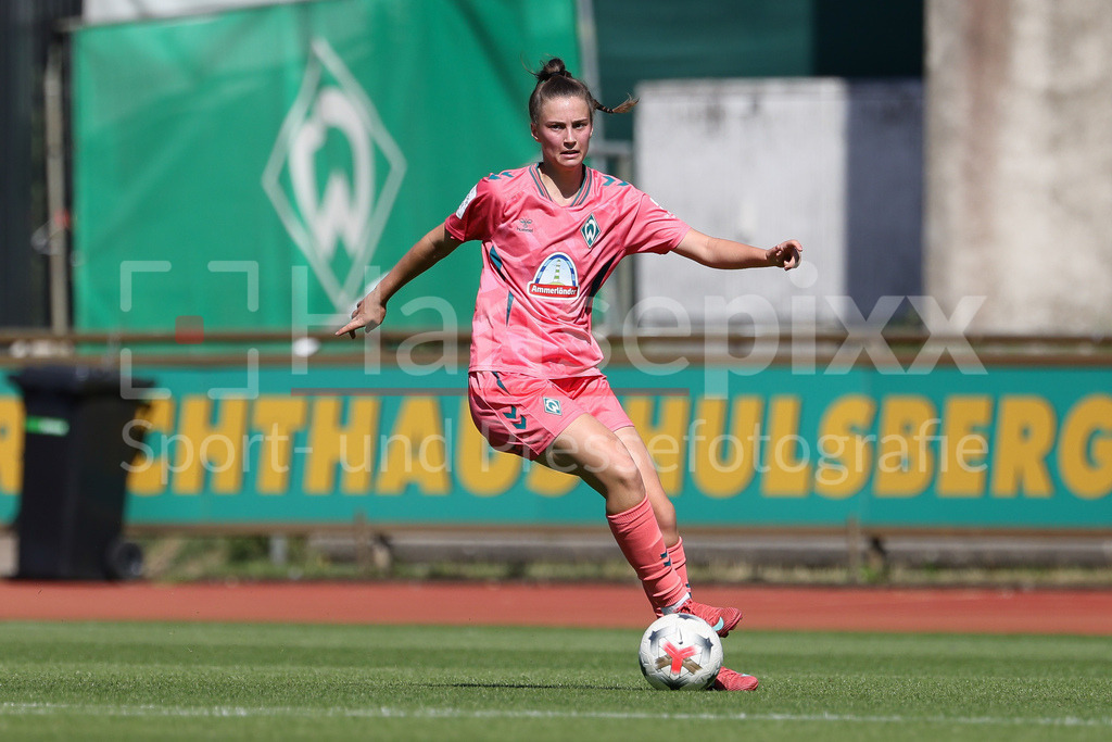 Fussball, Testspiel Frauen, SV Werder Bremen - VfL Wolfsburg | Julia Magerl (SV Werder Bremen, 4) am Ball, Freisteller, Einzelbild, Ganzkörper, Aktion, Action, Spielszene