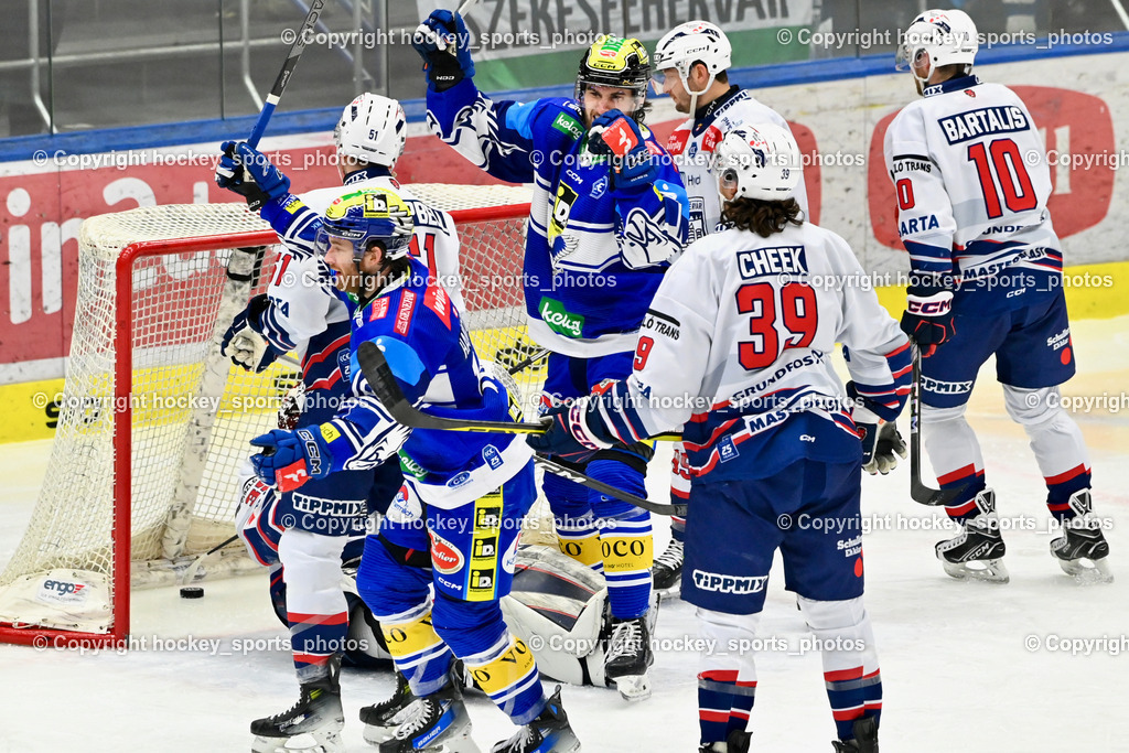 EC IDM Wärmepumpen VSV vs. Hydro Fehervar AV19  | Jubel EC VSV Mannschaft, #10 Bartalis Istvan HYDRO FEHERVAR, Tor EC VSV, #39 Cheek Trevor HYDRO FEHERVAR, #51 Campbell Timothy HYDRO FEHERVAR, #8 Rebernig Maximilian EC VSV, #35 Horvath Dominik HYDRO FEHERVAR, EC IDM Wärmepumpen VSV vs. Hydro Fehervar AV19 , EC IDM Wärmepumpen VSV vs. Hydro Fehervar AV19  am 01.01.2025 in Villach (Stadthalle Villach), Austria, (Photo by Bernd Stefan)