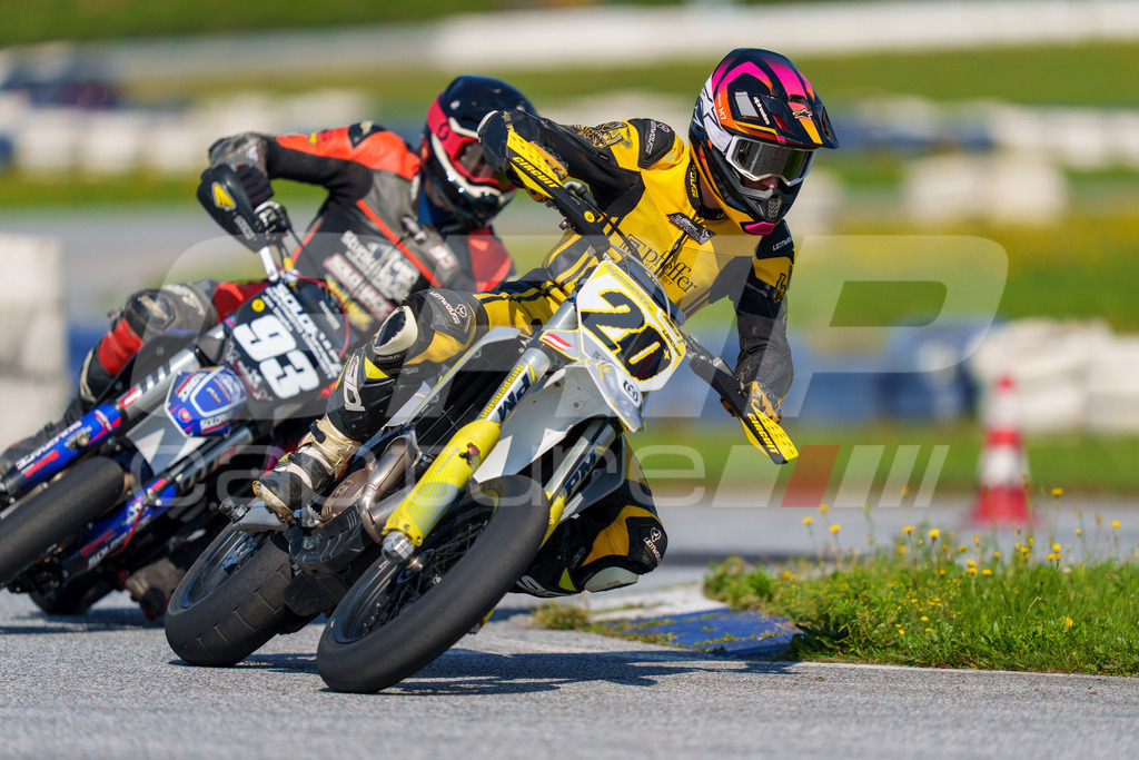 SuperMoto_Staatsmeisterschaft_Greinbach_249 | GRIPcapture steht für authentische Sportfotografie in Österreich – für Momente, die mehr sind als Geschwindigkeit oder Ergebnis. Es geht um Emotion, Spannung, Fokus und den Augenblick, der oft nur einen Wimpernschlag dauert.Ob Motorsport, Teamsport oder 