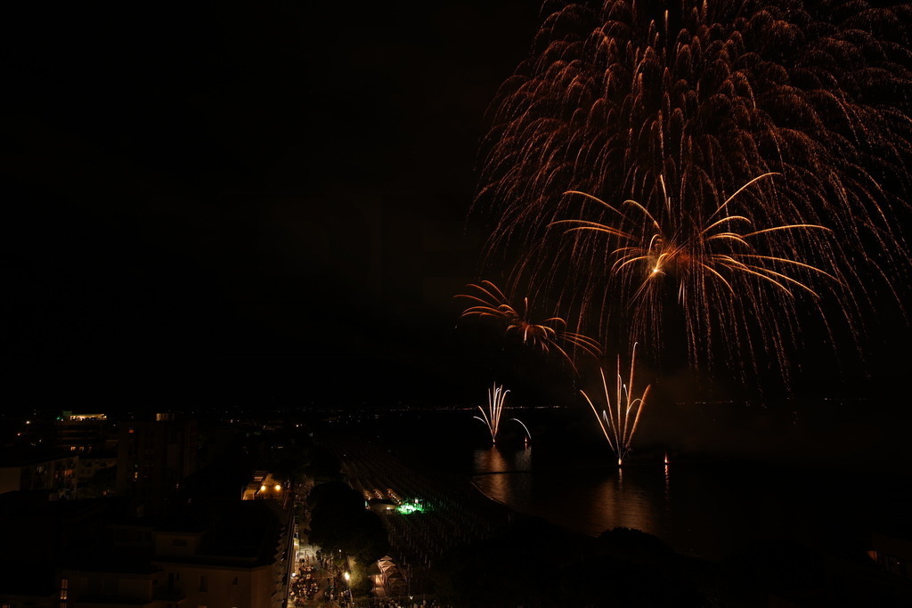 Ferragosto Fireworks in Grado, Italy | GRADO, ITALY, 15.AUG.26 - FIREWORKS - Ferragosto fireworks over the Adriatic Sea in Grado, Italy. Colorful fireworks light up the night sky above the beach, coastline and waterfront during the traditional summer celebration. - Realisiert mit Pictrs.com