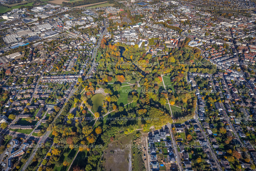 Moers221004245 | Luftbild, Schlosspark Moers, Moerser Schloss, kath. St.-Josefs-Kirche, Moers, Ruhrgebiet, Nordrhein-Westfalen, Deutschland